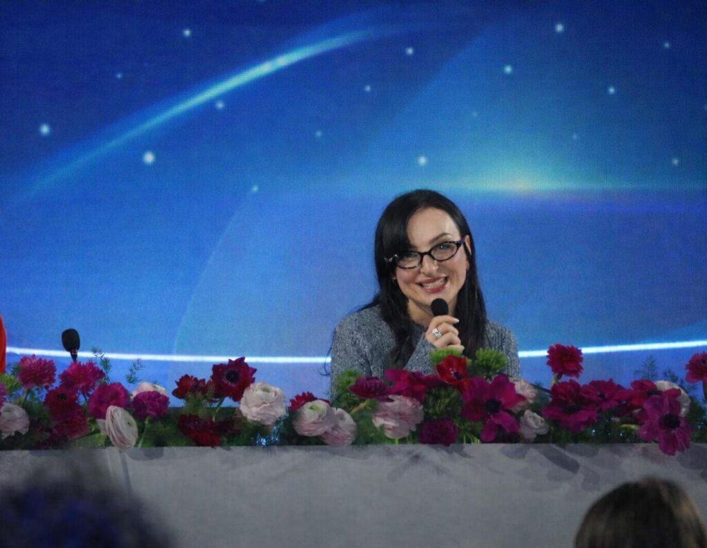 Arisa parla di “allergia all’amore” a Sanremo: riflessione su dipendenza affettiva, schianti emotivi e il dubbio tra libertà e protezione.