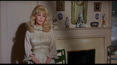 Stella Stevens in Lo specchio della follia