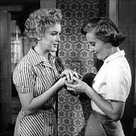Marilyn Monroe e Barbara Stanwyck in La confessione della signora Doyle