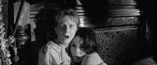 Julie Harris e Claire Bloom in The Haunting