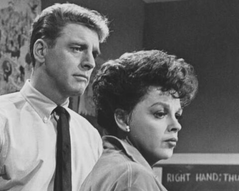 Burt Lancaster e Judy Garland nel film Gli esclusi