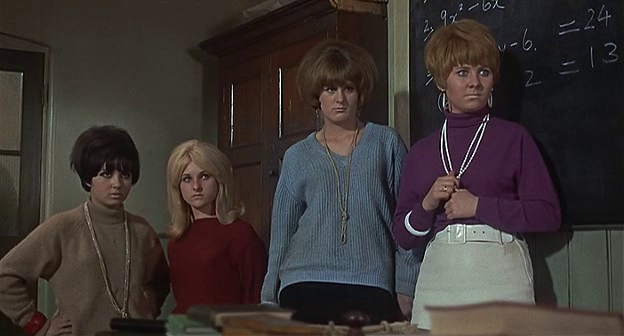 Le studentesse degli anni Sessanta nel film La scuola della violenza